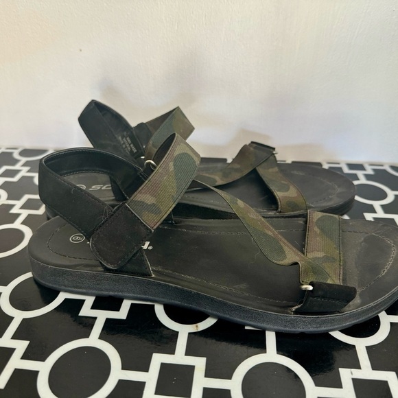 Soda Camo Sandals ~ Size 9 - Picture 3 of 4